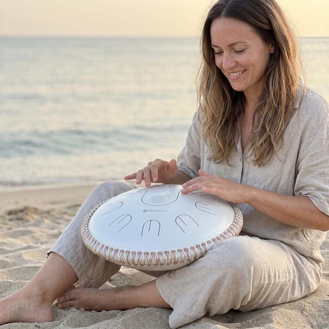 Sonodrum „Handpan Hybrid“ - handgefertigte Handpan-Alternative - 35,5cm - 9 Zungen - D-Kurd
