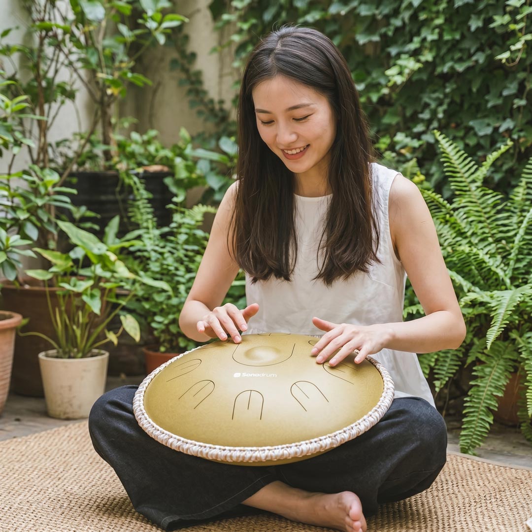 Sonodrum „Handpan Hybrid“ - handgefertigte Handpan-Alternative - 35,5cm - 9 Zungen - D-Kurd