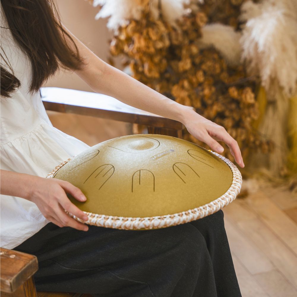 Sonodrum „Handpan Hybrid“ - handgefertigte Handpan-Alternative - 35,5cm - 9 Zungen - D-Kurd