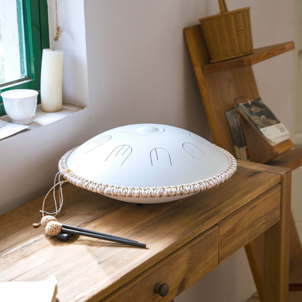 Sonodrum „Handpan Hybrid“ - handgefertigte Handpan-Alternative - 35,5cm - 9 Zungen - D-Kurd