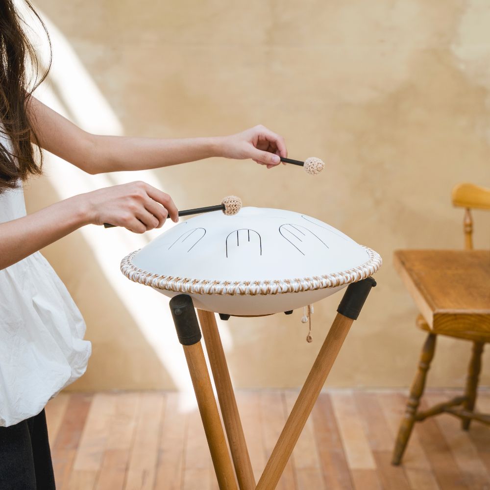 Sonodrum „Handpan Hybrid“ - handgefertigte Handpan-Alternative - 35,5cm - 9 Zungen - D-Kurd