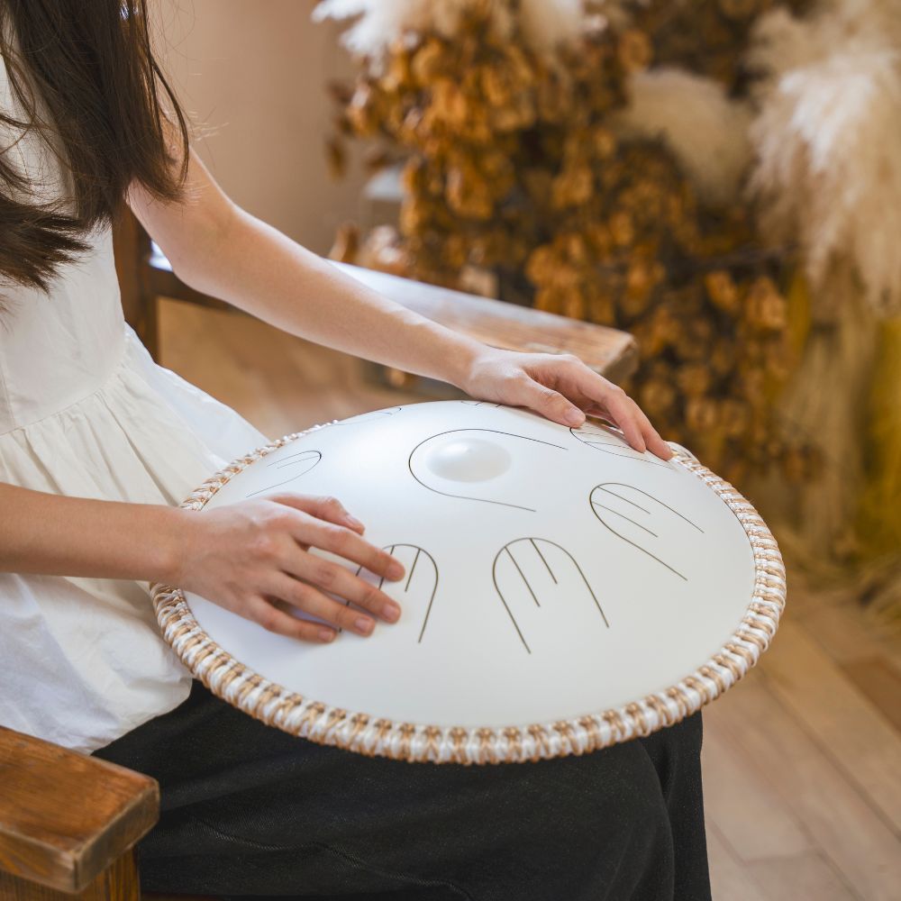 Sonodrum „Handpan Hybrid“ - handgefertigte Handpan-Alternative - 35,5cm - 9 Zungen - D-Kurd